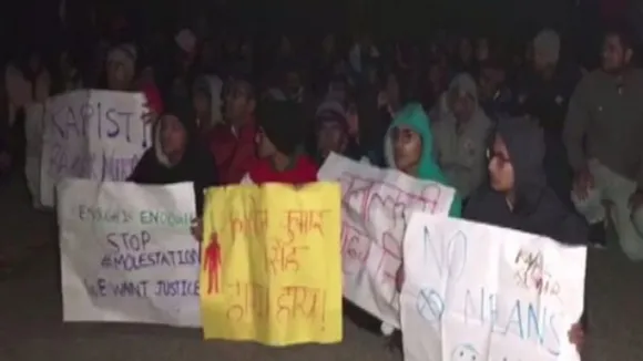 अब मेरठ की जूनियर डॉक्टर से विभागाध्यक्ष ने की छेड़छाड़, निलंबन की मांग पर डॉक्टर धरने पर