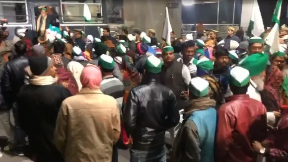 सुबह-सुबह UP विधानसभा घेरने पहुंचे किसान, पुलिस ने रोका, वाटर कैनन चलाया