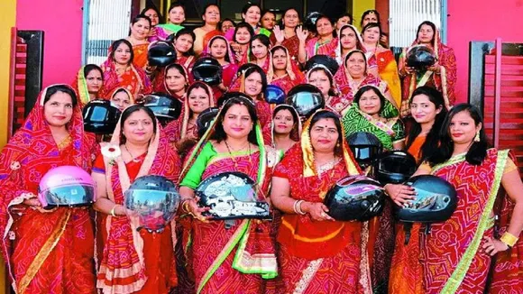 सामूहिक विवाह में अनूठी पहल, मांग का सिंदूर रहे सलामत, पति को दिया अनोखा गिफ्ट