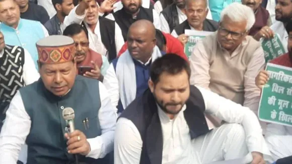 CAB के विरोध में RJD का प्रदर्शन, पटना में पार्टी नेताओं के साथ धरने पर बैठे तेजस्वी यादव