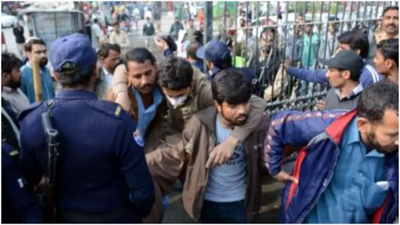 लाहौर में अस्पताल के बाहर हिंसक प्रदर्शन, 3 मरीजों की मौत