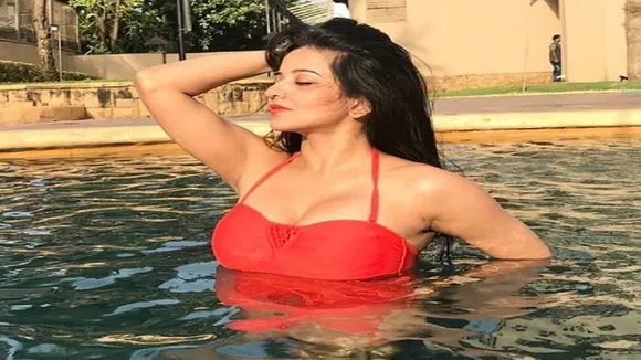 लाल साड़ी में मोनालिसा ने फ्लॉन्ट की सेक्सी कमरिया, Photo में देखें अलग अंदाज