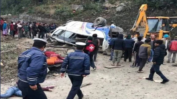 नेपाल में तीर्थयात्रियों से भरी बस दुर्घटनाग्रस्त, 14 की मौत व 19 घायल