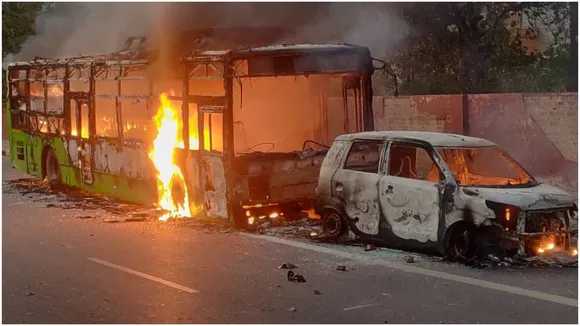 दिल्‍ली बवाल : डीसीपी, अतिरिक्‍त डीसीपी, दो पुलिस आयुक्‍त, 5 स्टेशन हाउस अधिकारी समेत कई पुलिसकर्मी घायल