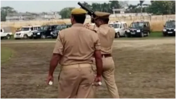 यूपीः मऊ में नागरिकता कानून के खिलाफ हिंसक प्रदर्शन, पुलिस ने छोड़े आंसू गैसे के गोले