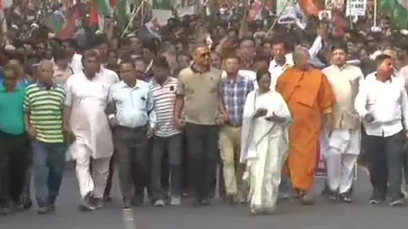 कोलकाता: CAA-NRC के विरोध में सड़क पर उतरीं CM ममता बनर्जी, सभी राज्यों के CM को दिया ये मैसेज