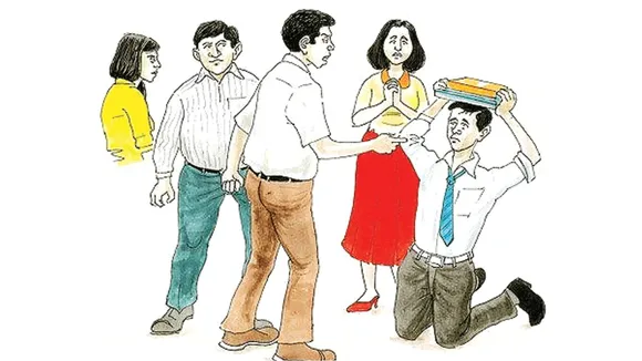 सीनियर ने जूनियर स्टूडेंट को बनाया मुर्गा, काटे बाल, कॉलेज ने की ये कार्रवाई