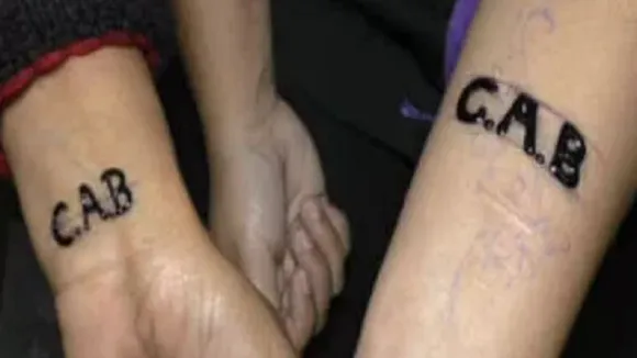 CAA के समर्थन में मुस्लिम महिलाओं ने हाथ पर बनवाए Tattoo