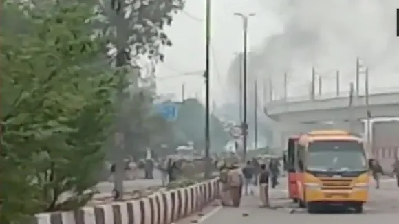 जाफराबाद, सीलमपुर में उपद्रवियों ने DTC बसों में की तोड़फोड़ और आगजनी