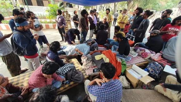 Fee Hike के विरोध में भूख हड़ताल पर बैठे IIMC के Students
