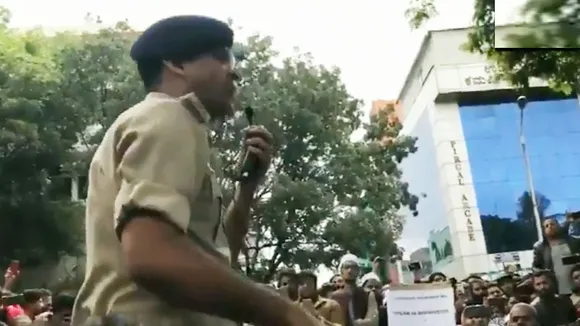 बेंगलुरु सेंट्रल के डीसीपी चेतन सिंह राठौर ने प्रदर्शनकारियों के साथ गाया राष्ट्रगान, फिर हुआ ये, देखें Video
