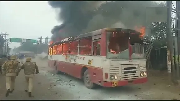 यूपी- संभल में CAA का विरोध कर रहे प्रदर्शनकारियों ने फूंकी बस