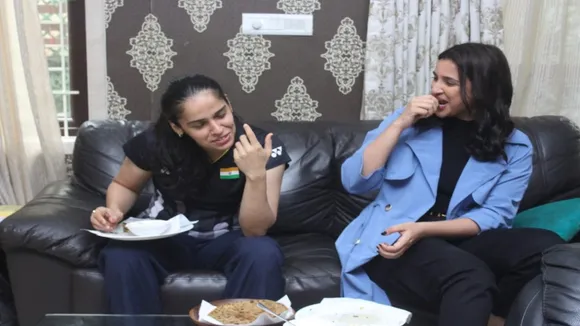 साइना नेहवाल ने परिणीति को खिलाए मां के हाथ के बने आलू पराठे, शेयर की तस्वीरें