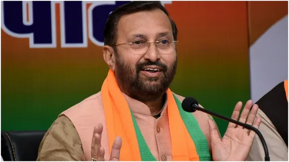 ताज्जुब होता है ममता बनर्जी पर कि वह रिफरेंडम की बात कर रही हैं: प्रकाश जावड़ेकर