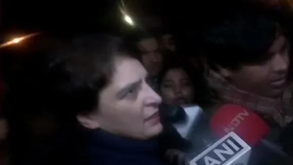 इंडिया गेट पर पहुंची प्रियंका गांधी बोलीं- गरीबों के खिलाफ है CAA और NRC
