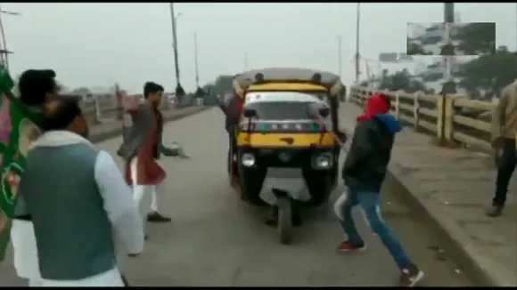 बंद के नाम पर RJD कार्यकर्ताओं की गुंडागर्दी, सवारियों से मारपीट कर बस और ऑटो तोड़े