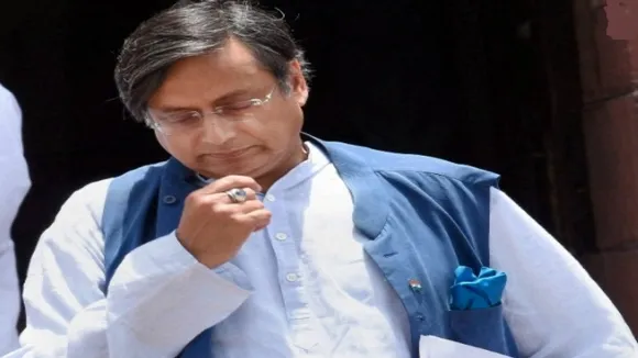 शशि थरूर ने किया विवादित ट्वीट, सोशल मीडिया पर लताड़ के बाद हटाई ट्वीट और दी सफाई