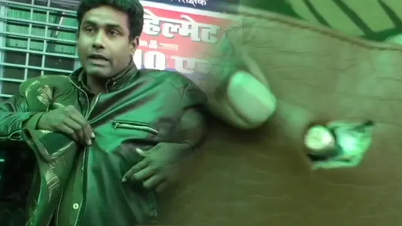 फिरोजाबाद में प्रदर्शन के दौरान पुलिस कर्मी को लगी गोली, बुलेट प्रूफ जैकेट को पार करके पर्स में फंसी
