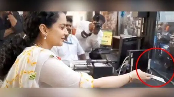 रेलवे स्टेशन पर टिकट बांटती दिखीं कंगना रनौत, लोगों की लगी भीड़