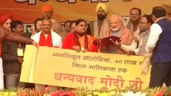 बीजेपी दिल्ली ने छेड़ा Poster War, वैध बनी अवैध कॉलोनियों में लगाए हजारों पोस्टर