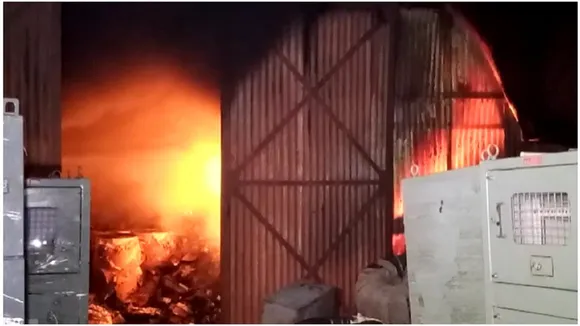 UP: मेरठ में बिजली विभाग के गोदाम में लगी भीषण आग, करोड़ों का माल जलकर राख