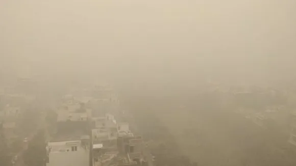 नए साल पर दिल्ली में सांस लेने लायक नहीं है हवा, AQI खतरनाक स्तर पर