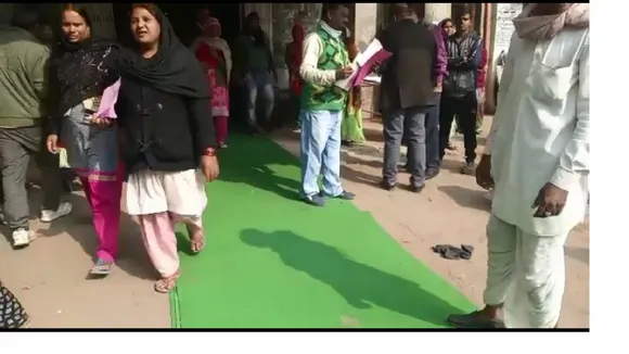 शर्मनाक! अस्पताल में हुई बच्चों की मौत, मंत्री के स्वागत में बिछाया ग्रीन कारपेट