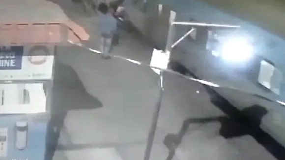 ट्रेन और प्लेटफॉर्म के बीच में फंस गया बच्चा, VIDEO में देखें फिर क्या हुआ