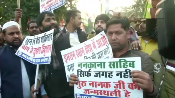 पाकिस्तान में ननकाना साहिब पर पथराव का विरोध, कांग्रेस कार्यकर्ताओं ने PAK उच्चायोग के बाहर किया प्रदर्शन