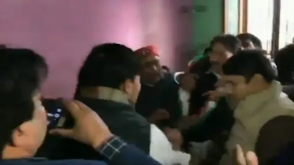 VIDEO: प्रियंका गांधी के मेरठ दौरे के दौरान कांग्रेस कार्यकर्ताओं के बीच जमकर हुई हाथापाई