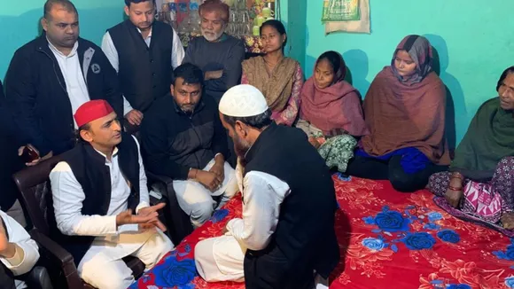 CAA प्रदर्शन में मारे गए मोहम्मद वकील के घर पहुंचे अखिलेश, परिजनों से की मुलाकात