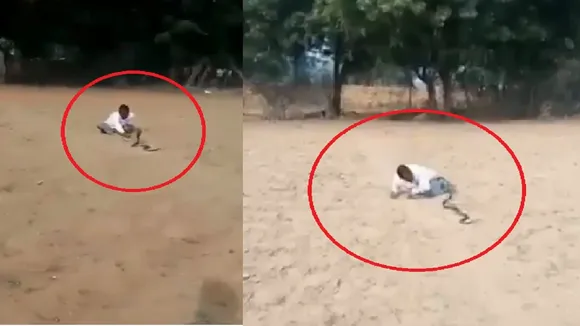 ...जब एक शख्स सांप के साथ खेलने लगा और उसे पकड़ बातें करने लगा, देखें दिल को दहलाने वाला Video