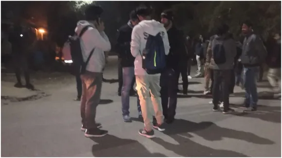 JNU Violence : कुछ छात्रों ने दिल्‍ली पुलिस को जेएनयू में फ्लैग मार्च करने से रोका