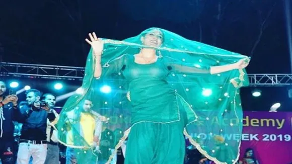 Video: 'लक कसूता' पर सपना चौधरी ने लगाए सेक्सी ठुमके, देखें वायरल वीडियो