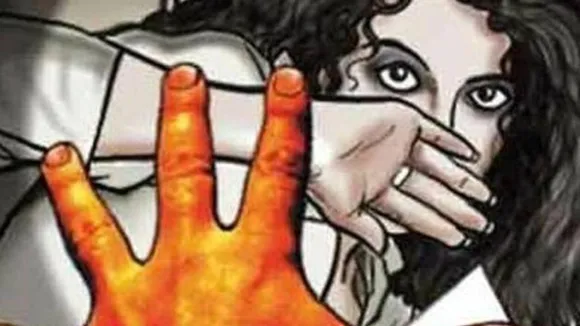 पिस्टल दिखाकर लड़की को मॉल के बाहर से अगवा किया, फ्लैट में ले जाकर 4 लड़कों ने...