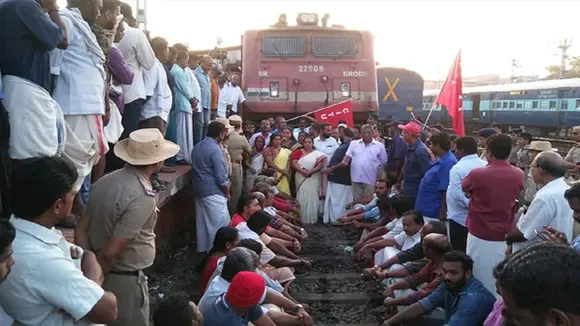 ट्रेड यूनियन हड़ताल: बैंकिंग सेवाओं पर असर; केरल,बंगाल, असम में जनजीवन प्रभावित