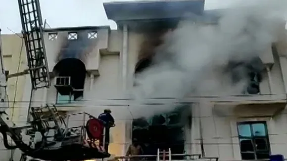 दिल्ली: पटपड़गंज इलाके की तीन मंजिला इमारत में लगी भीषण आग, रेस्क्यू ऑपरेशन जारी