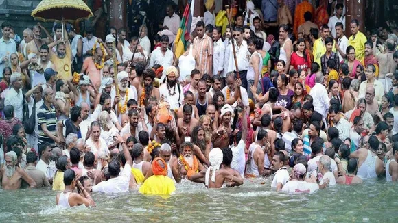 मकर संक्रांति : तीर्थराज प्रयाग में उमड़े श्रद्धालु, संगम में लगाई आस्था की डुबकी