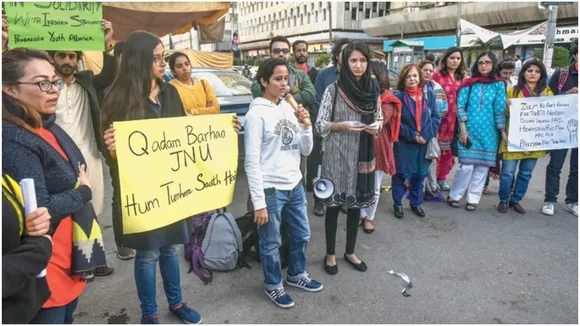 जेएनयू छात्रों और शिक्षकों के समर्थन में उतरे पाकिस्‍तान के छात्र, कराची में हुआ विरोध प्रदर्शन