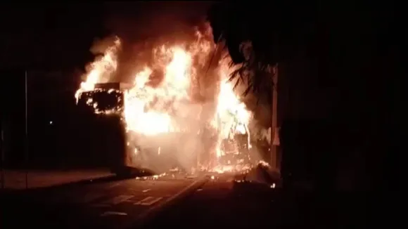 कन्नौज में बस-ट्रक में भिड़ंत के बाद लगी आग, कई लोगों के जिंदा जलने की आशंका, देखें दहलाने वाला Video