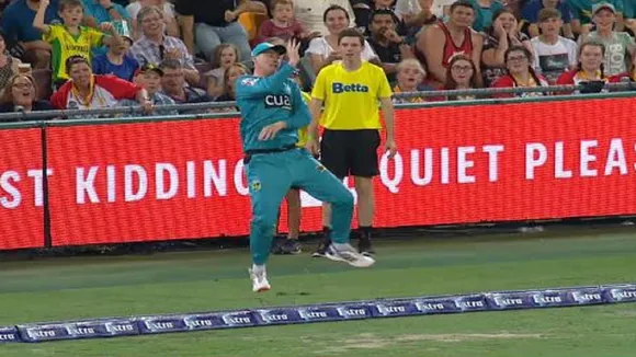 BBL, Video: इस खिलाड़ी ने पकड़ा साल का सबसे शानदार और अजीबो-गरीब कैच, आप भी रह जाएंगे हैरान