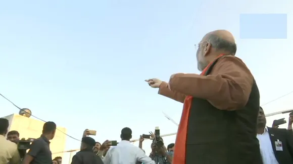 VIDEO: अहमदाबाद में उत्तरायण कार्यक्रम में गृह मंत्री अमित शाह ने उड़ाई पतंग