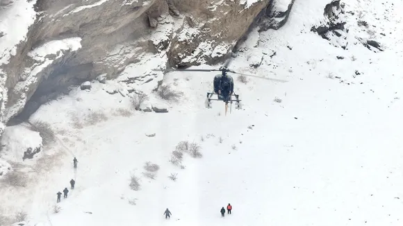 लेह में छुट्टियां मनाने गए 6 पर्य़टक गंभीर रूप से बीमार, हेलीकॉप्टर से पहुंचाया आर्मी हॉस्पिटल