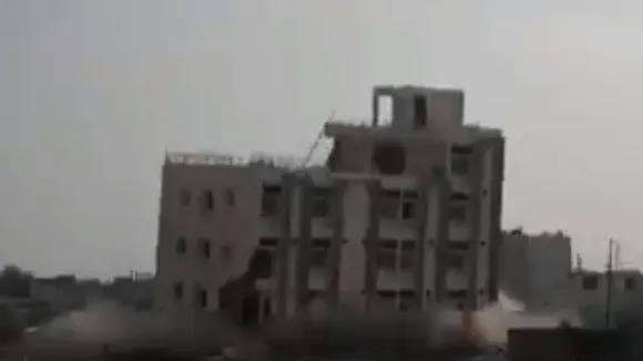 Video: इंदौर में चार मंजिला भवन को विस्फोट से ढहाया गया