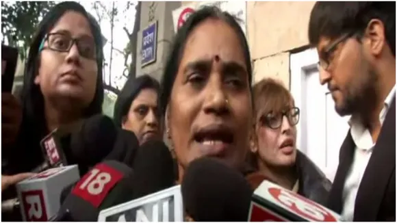 इंदिरा जय सिंह मुझे नसीहत देने वाली होती कौन हैं? दोषियों को माफ करने की सलाह पर बोलीं निर्भया की मां