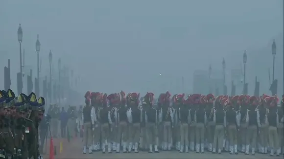 दिल्ली ने ओढ़ी कोहरे की चादर, ठंड में हो रही गणतंत्र दिवस की तैयारियां