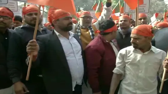 बीजेपी कार्यकर्ताओं ने टिकट बंटवारे को लेकर पार्टी कार्यालय के बाहर किया प्रदर्शन