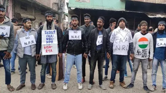 मानव श्रृंखला की हैरान करने वाली तस्वीरें आईं सामने, 'No CAA, No NRC' के बैनर भी दिखे