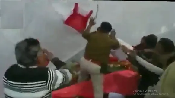 VIDEO: रेस्टोरेंट लॉन्चिंग के दौरान बीजेपी-कांग्रेस कार्यकर्ता आपस में भिड़े, चलीं कुर्सियां