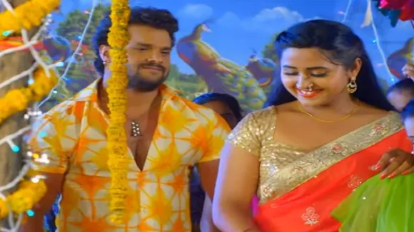Bhojpuri Song: खेसारी लाल यादव ने काजल राघवानी से भरी महफिल में मांगा 'चुम्मा', देखें Video